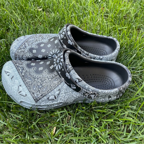 Crocs / At Work Bistro Clogs / Gray
Bandana Print / Mens 11 / Slip
Resist New - Picture 3 of 7